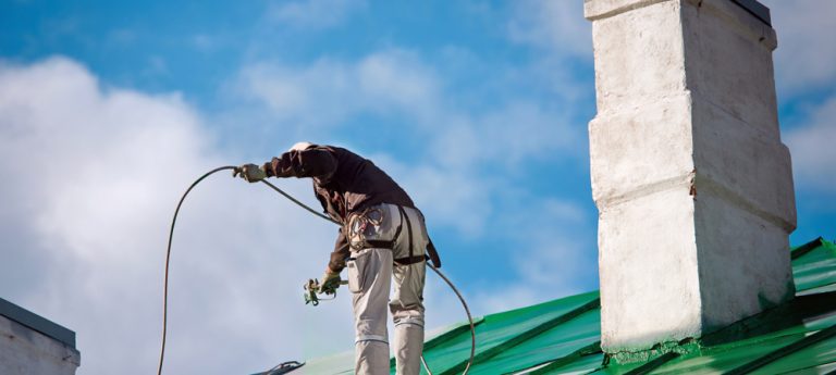 peindre son toit avec un pistolet à peinture