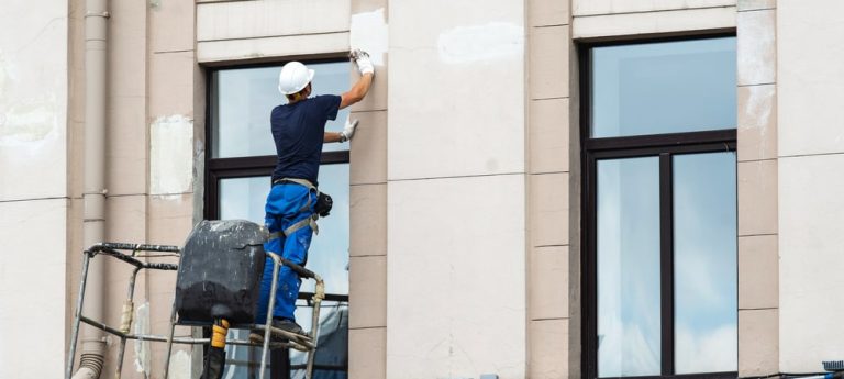 peindre les murs d’une maison neuve